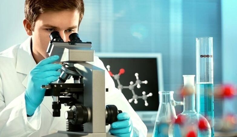 un spécialiste examine le matériau au microscope