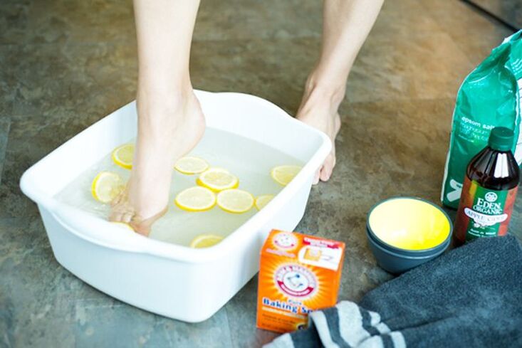 bain de pieds à la chélidoine pour les mycoses des ongles