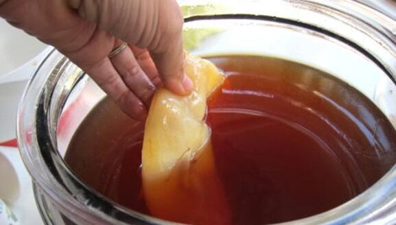 Kombucha pour traiter la mycose des ongles
