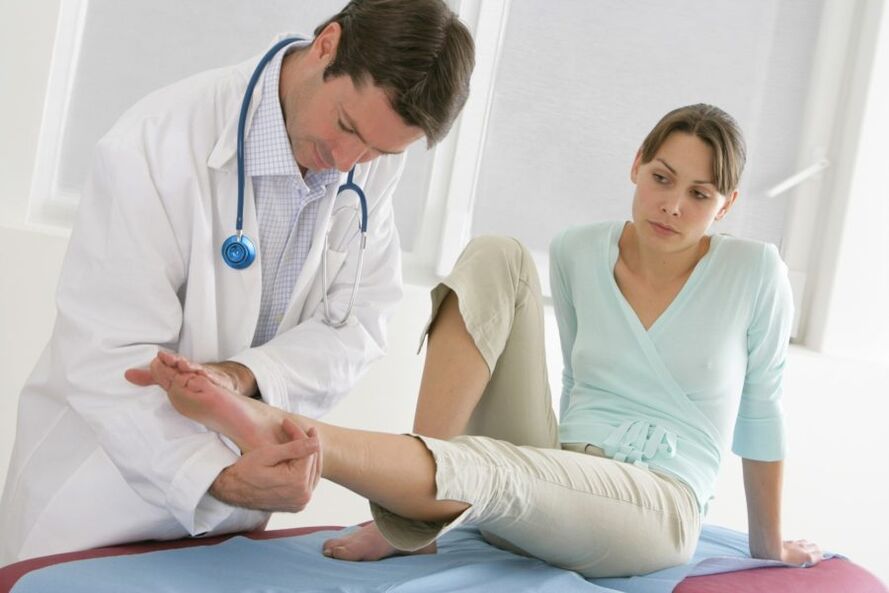 examen d'un patient atteint de mycose des ongles